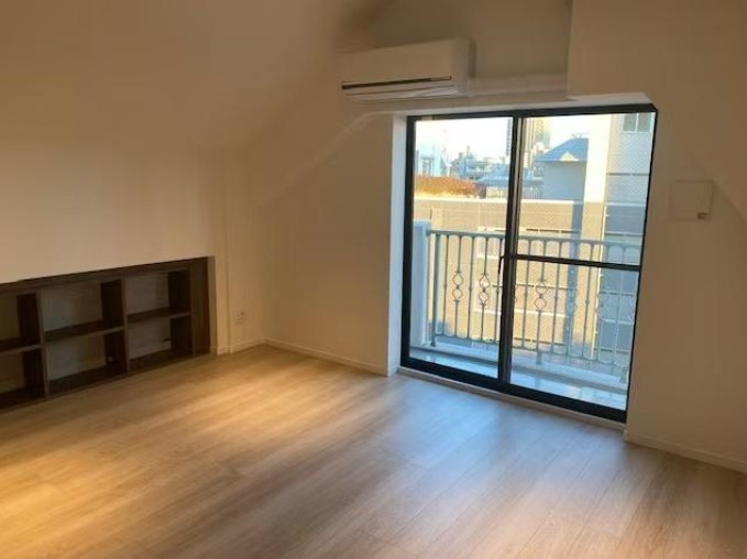 バルコニーに面した主寝室（約10.8帖）ウォークインクローゼット付き。