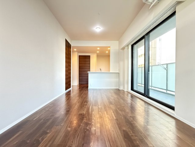 【リビングダイニング】約13.7帖！窓からたくさんの陽が差し込み、お部屋全体がとても明るく、暖かみある空間です☆