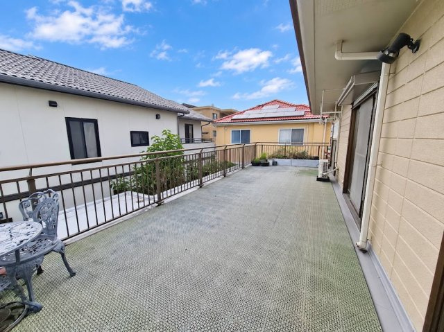 これだけ広さのあるバルコニーは、洗濯物や布団を干すのにはもちろん、バーベキューや犬を遊ばせたりもできますね！