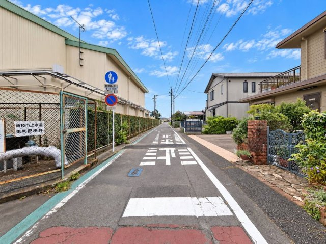 目の前が小学校！お子様の通学も安心です！
