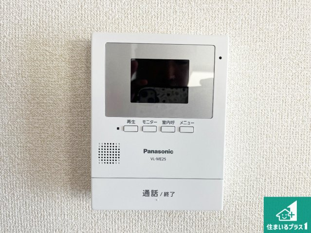 カラーモニターインターホン！声だけでなく来訪者の姿や顔がモニターで確認できるので、小さなお子様がいらっしゃるご家庭でも安心できます！