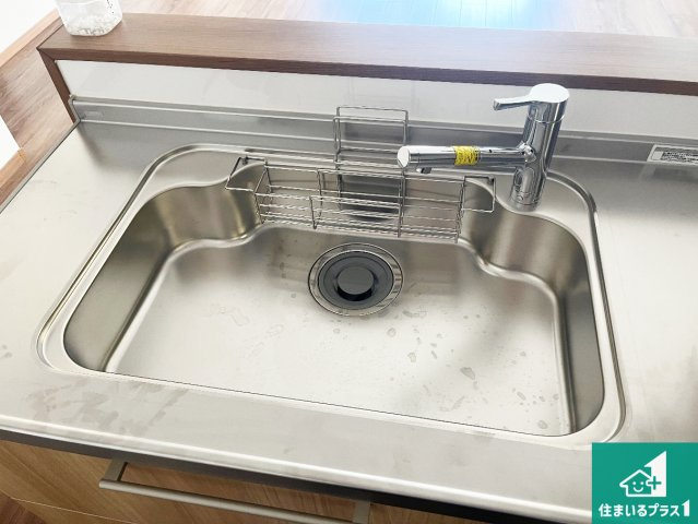 蛇口の先端に浄水器を内蔵しています！原水と浄水、お湯と冷水、シャワーの切替えがワンタッチなので用途によって使い分けられます。