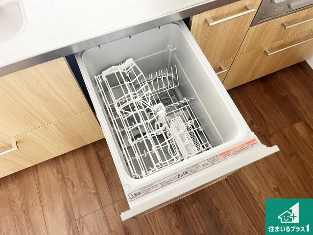 食事後の一仕事、食器洗いをボタン一つでお任せできちゃいます！場所を取らないビルトイン式なので、お料理スペースもしっかり確保！