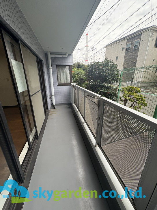 広々としたバルコニーこちらから外に出られます