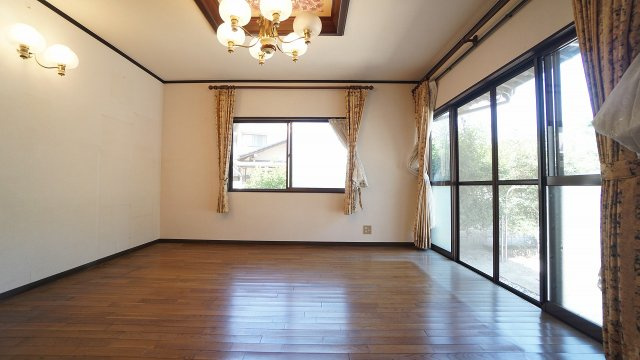 ◎1Ｆの8帖洋室　ハイデザインの折上げ天井