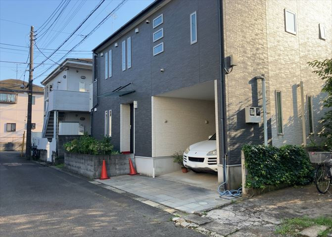 住宅用の土地では前面道路に2m以上接していなければならないと法律で定められています。しかし、お持ちの車のサイズやライフスタイルなどにより、2mでは利便が悪い場合もございますので、事前に確認しましょう。
