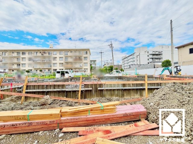 県道338号線まで約450m。名神高速道路の豊中ICまで一般道で約2.6km、阪神高速道路の豊中南出入口も約3.8kmと近く、各方面へのアクセスがスムーズ。快適なカーライフが叶います。