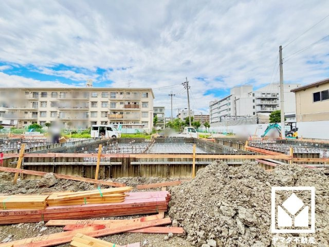キッチンには床下収納がございます。災害時の非常食や食料品のストックなども保存可能で、スッキリとした空間が保てます。