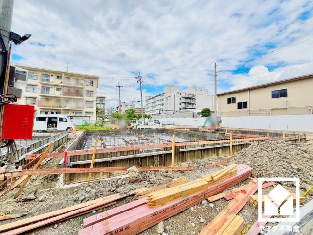 真冬の寒い浴室を暖かく、また雨の日の洗濯物の乾燥にと多用途に活躍する浴室暖房乾燥機付きです。窓が設置されており、自然換気や採光も確保された明るい浴室になっています。