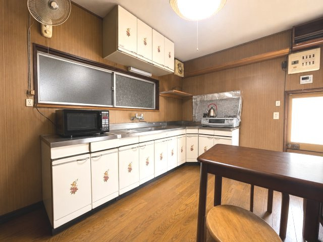 作業スペースをしっかり確保したキッチン　※一部AI加工により家具を削除しています