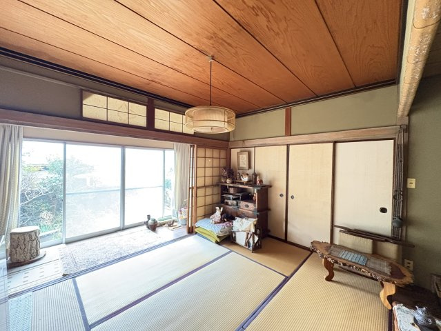 1階の6.5帖和室は、広縁付きで明るく開放感のある空間。続き洋室とつなげて使えば、来客対応や家族のくつろぎスペースとしても活躍します。和の落ち着きと使い勝手を兼ね備えた一室です。