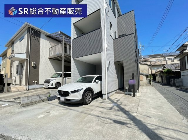 お車をお持ちの方には必要な駐車場は駐車スペース2台分（車種による、内1台平面駐車場スペース）です！ビルトインガレージで直接玄関と行き来できるので雨に濡れません！