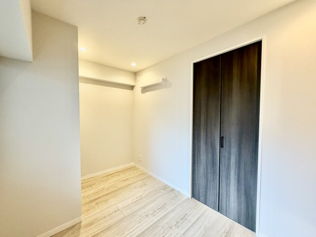 独立性を高めたお部屋。たっぷりの収納も配備しており、片付いた空間を実現出来そう。陽光も降り注ぐ明るく開放的な空間が魅力的。