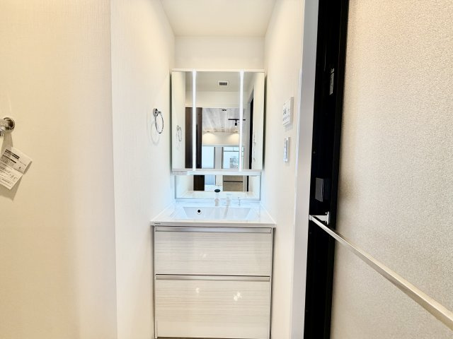 ワイドな洗面台を使用。歯みがきはもちろん、洗顔や身だしなみのチェックにと、朝の慌しさの時間でもスムーズにすすめられます。