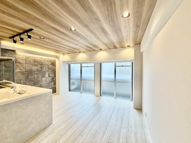 男性もキッチンに立つようになった。ご主人ならではの手料理が鮮やかに創られる。仕込み、調理、盛り付け。ご主人の感性がひかる。男子厨房に入るべし、なのだ。