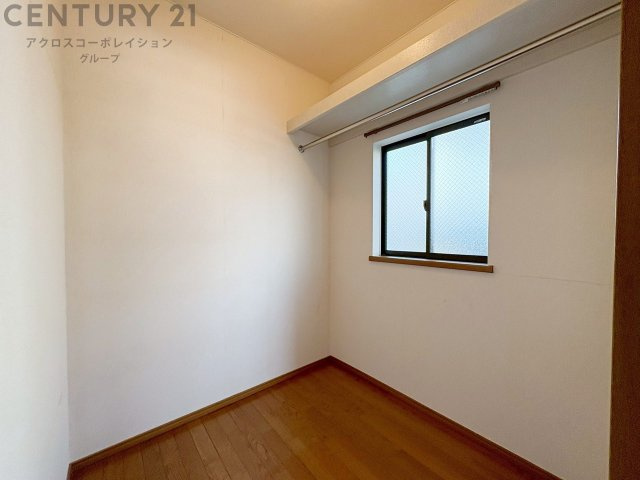 収納力が高く洋服や小物を整理しやすく、更衣室のように使え、部屋がすっきり保てます。収納の配置を自由に調整でき、換気性が良く防湿・防虫対策も可能。快適で機能的な生活空間を実現できます♪　