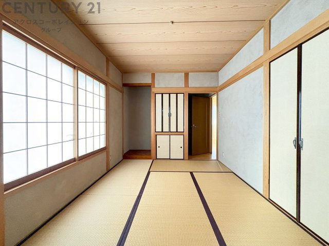 来客時の寝室や家事スペースなど、多目的に使える和室。畳ならではの柔らかさと調湿性で、季節を問わず快適に過ごせる便利な一部屋です。　
