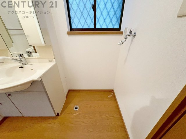 洗濯物の仕分け作業がしやすく、整理整頓が容易になります。洗濯音や湿気を他の部屋に持ち込まず、生活環境を快適に保ちます。上部を活用すれば収納スペースを確保でき洗剤や洗濯用品の整理もしやすくなります。　