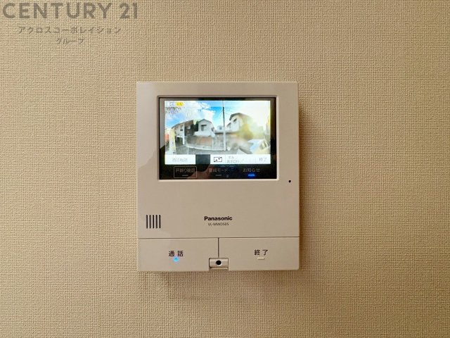 訪問者が来たときにテレビ画面で確認できるため、安心してドアを開けられます。録画機能があるものもあり、留守中に来訪者を記録しておくことができます。利便性が高く、セキュリティ面でも安心です。　