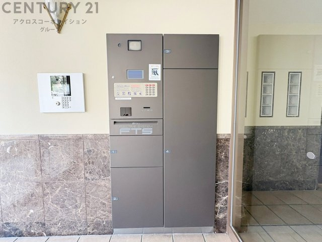 宅配ボックスは荷物の受け取りや配達が便利で安全です。不在時でも荷物が確保され、盗難や損傷のリスクが減少。受け取り時間の柔軟性が向上。外出先からでも荷物の受け取りや預けが可能となります。