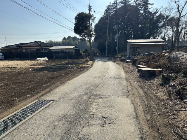 前面道路（北西側）は幅員4ｍです。交通量が少なく、駐車に気を使う心配もありません。