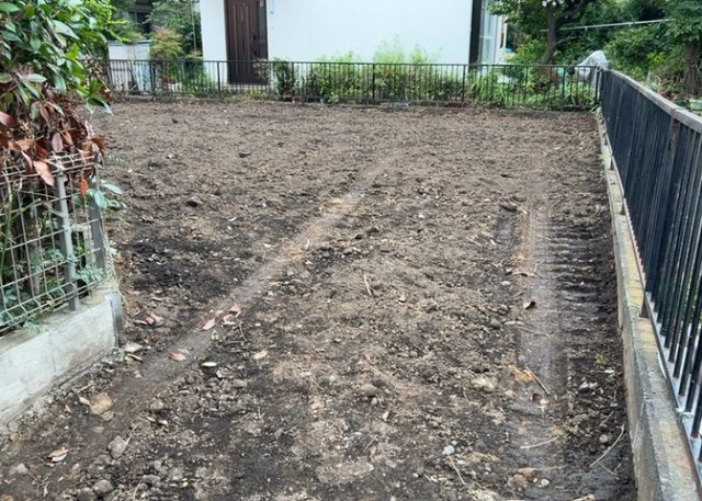 土地の形が極端に長細かったり、狭小地、あるいは道路との高低差がある傾斜地だった場合、後々売ろうとしても買い手がつかない場合もあります。後々、売却することになった時に価値の下がらない土地を選びましょう。