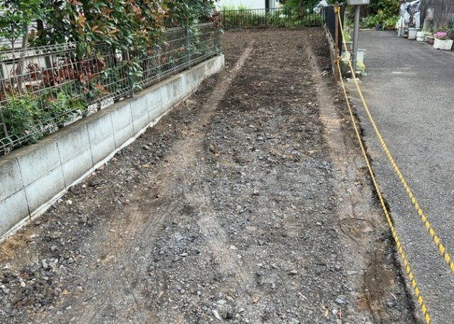 家を建てる場合、方位は要チェックです。現実的に日当たりのよい家ならばリビングは南側、建築基準法でも北側に当たる家への配慮は求められています。土地を見学に行く際は、方位磁針を持って行くようにしましょう。