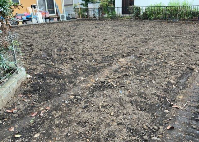 土地の前の道路に消火栓が設置されていることがあります。この場合、道路交通法第45条第1項により、駐車禁止の場所が指定されています。そのため、車庫などの駐車スペースをつくることができない場合があります。