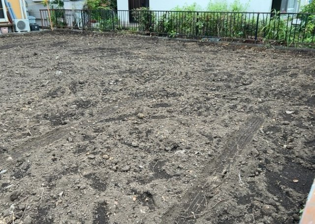 土地購入を検討されている場合、境界杭がない状態で購入してしまうと境界確定測量をする必要があり、費用がかかります。購入の前に、売主、隣土地所有者立ち合いのもと境界を確定し境界杭を設置するのがベストです。