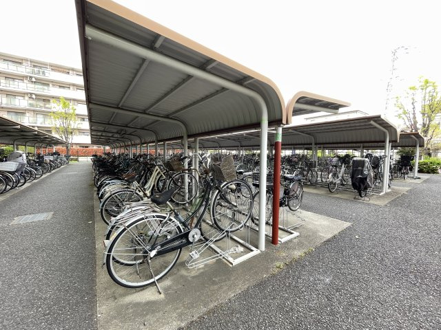 屋根付きの駐輪場で、サビや汚れの心配も不要。　