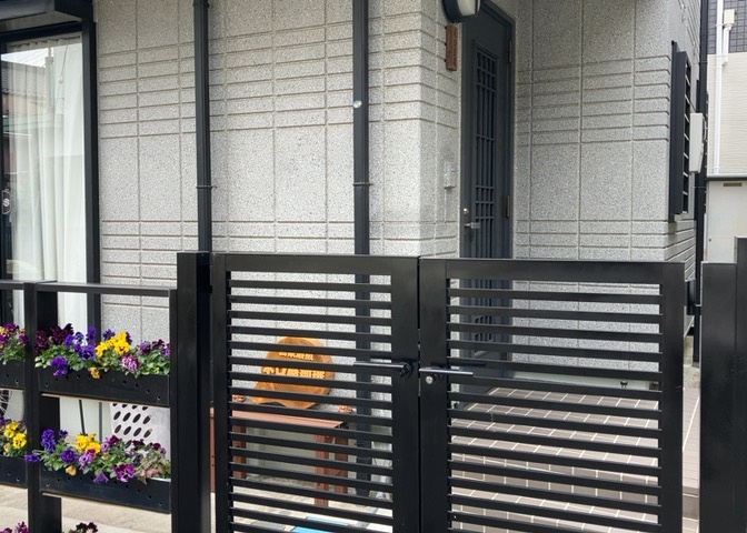 玄関は家の顔でもあり、家族以外の目にも止まる場所です。玄関は外との間を仕切る扉、靴などをしまっておく収納スペース、靴脱ぎのたたきスペース、来客とのやり取りをするドアホンなど複数のアイテムからなります。