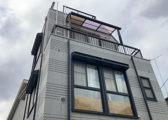 バルコニーは、室外の専用スペースのうち、「屋根がなく開放された空間」であるものを指します。ベランダより広いタイプのものが多く、日当たりもよいため家庭菜園などを楽しみたい人にとって適した環境となります。