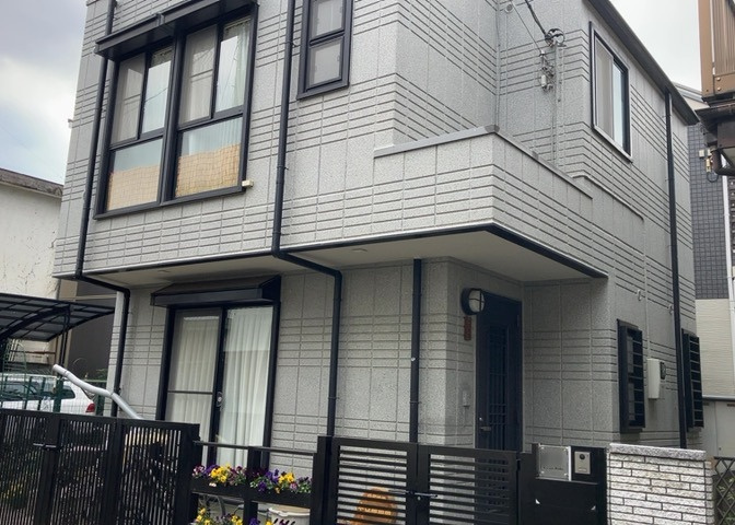 木造住宅とは土台、壁、柱など建築物の強度を支える構造体の材に木が使用されている構造を指します。構造体は建物の自重を支えるだけではなく風圧や水圧、積裁荷重などあらゆる衝撃に耐えるための基礎です。