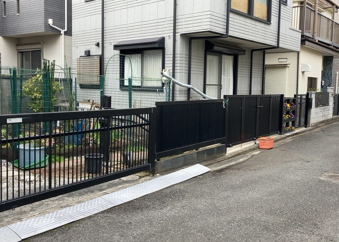 建物の基礎工事の方法は、主流となっているベタ基礎（防湿基礎）と布基礎の2種類に分類され、床下の通気性や耐久性などに違いがあります。建物の基礎部分の構造や付帯設備など詳細については現地でご確認ください。