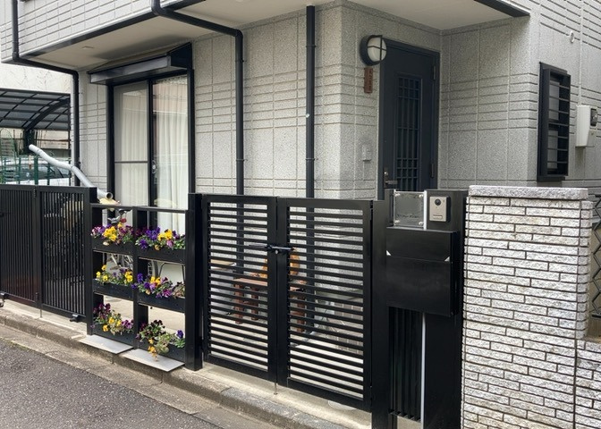 玄関ポーチにおいて最も重視すべきと言っても良いのが広さです。適切な広さの玄関ポーチでないと外見的なバランスは崩れてしまいますし、何より使いにくくなってしまいますので、現地で実際に下見をしてみましょう！