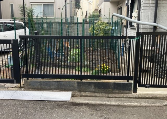 敷地内に散水栓や立水栓があると便利です。水道水を直接利用できるため、水を運ぶ手間を省くことが出来ます。大量の水を必要とする洗車作業や清掃などに役立ちます。その他設備とあわせて、現地でご確認ください。