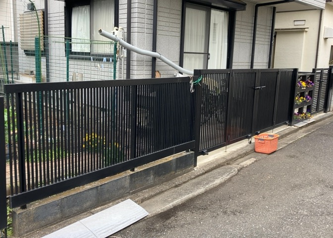 床下換気口は、床下に湿気がこもることを防ぎ、効果的に換気を行うために設置されています。床下換気口が設置されていない建物は、基礎パッキング工法などにより換気を行なっています。詳細は現地でご確認ください。