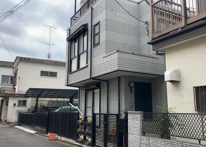 東側道路の場合は居室を南向きに設計しやすいため、朝日が入りやすいというメリットがあります。一方、西側道路も東側同様に居室を南向きに設計しやすいのですが、住宅地だと朝日が入りにくいという弱点があります。