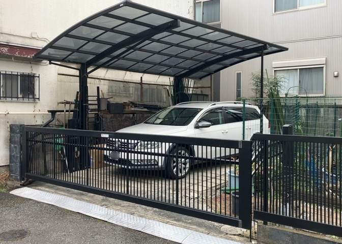 車一台あたりに必要なスペースは、標準サイズの普通自動車で横幅2m50cm、長さ5mは必要になります。ただし、乗降のことも考慮して横幅3m30cm、長さ5m50cmほどは確保できるところを選びましょう。