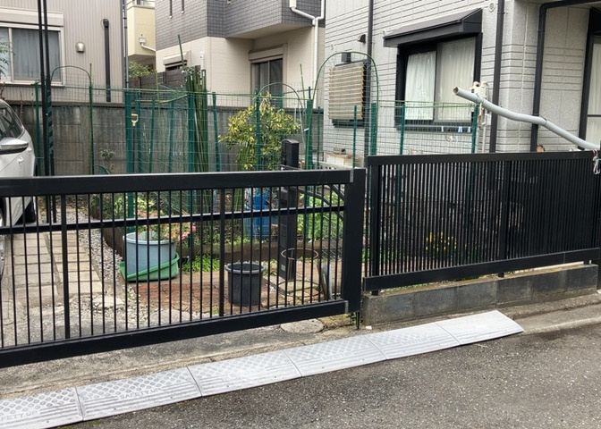 庭のある家に住むことのメリットとして、子どもたちの遊び場を確保できること、ガーデニングや家庭菜園を楽しめること、明るさを確保できることがあります。また、配置を工夫することでプライバシーが確保できます。