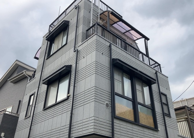 バルコニーは、建物内から室外へ楽に出入りできる便利なスペースです。また、バルコニーには手すりを付けることが義務付けられており、手すりの高さは110cm以上で施工することが建築基準法で定められています。