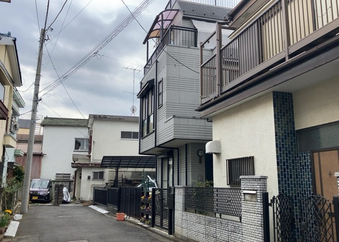 住宅用の土地では前面道路に2m以上接していなければならないと法律で定められています。しかし、お持ちの車のサイズやライフスタイルなどにより、2mでは利便が悪い場合もございますので、事前に確認しましょう。