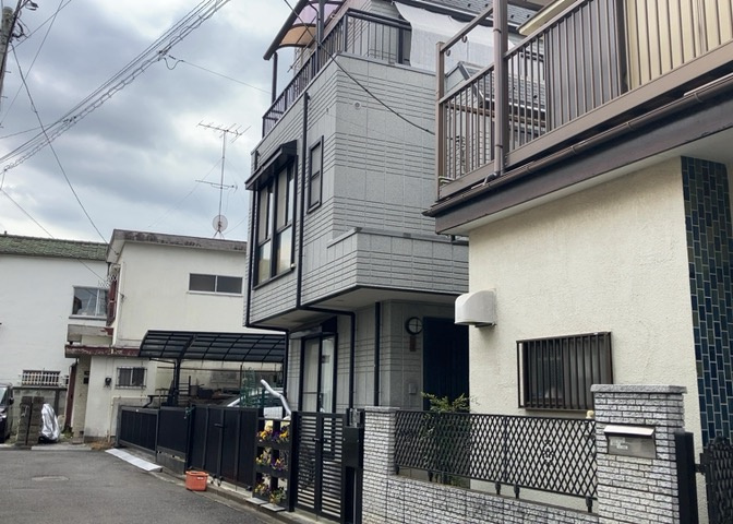 道幅が広い場所は日当たりや風通が良好です。幅が広いのですれ違いも可能ですし大きな車でも駐車可能！一方で、大型車が通ることも多くなるため交通量の増加により騒音に繋がります。また土地の値段が高くなります。