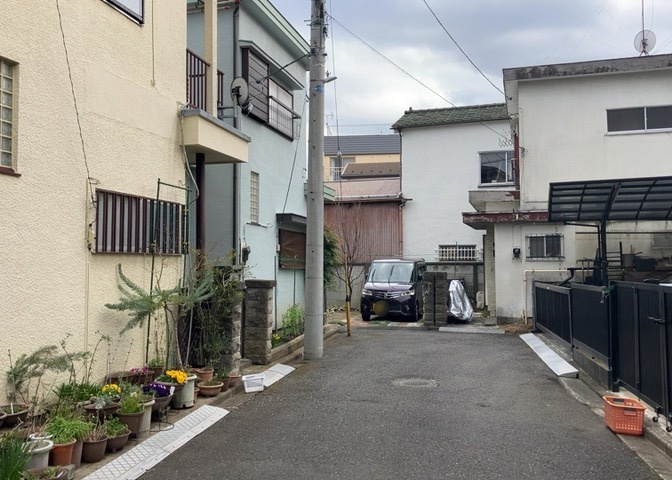 眺望を気にして物件を探す場合、前面に建物が建っていないか現地で確認しましょう！前面に建物があると景色はもちろん、日当たりや風通しにも影響が出てきます。住んだ時のことを想像しながら現地見学をしましょう。