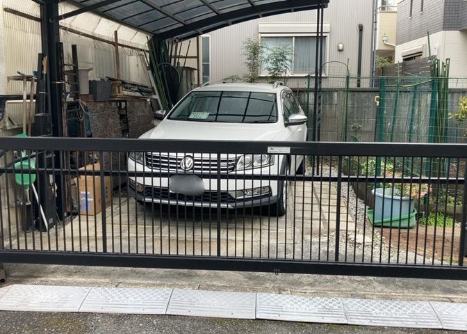 駐車場と明記されていても、最小スペースでつくられた駐車場だと大型車は駐車できなかったり、出入りしにくくなったりする可能性があります。お車のサイズと購入したい物件の駐車場のサイズを現地で確認しましょう。