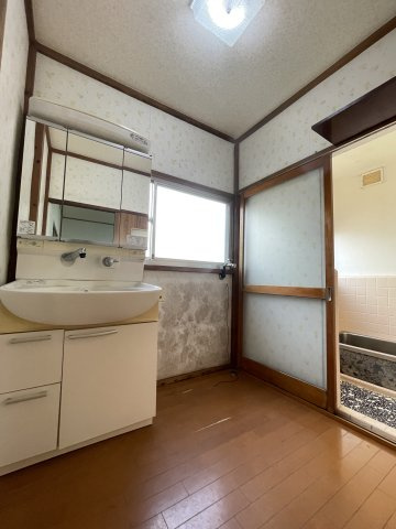 鏡付きの洗面化粧台。窓があり、自然光が入る設計です