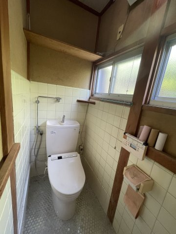 温水洗浄便座付き。横長の窓が2枚あり、採光が可能です