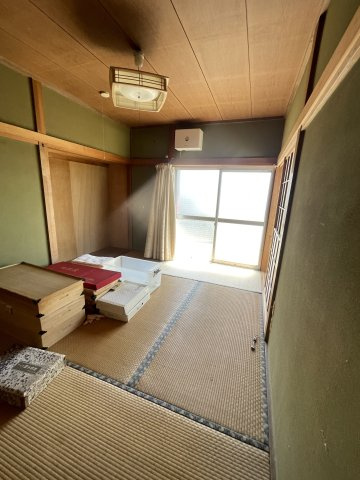 1階の畳敷きの居室。庭に面した掃き出し窓から採光します