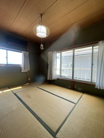 2階の畳敷きの和室。2面に窓を配置し、採光を確保しています