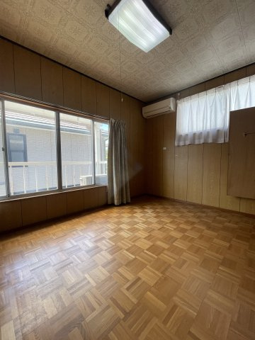 2階の洋室。2面に窓があり、それぞれにカーテンレールを設置